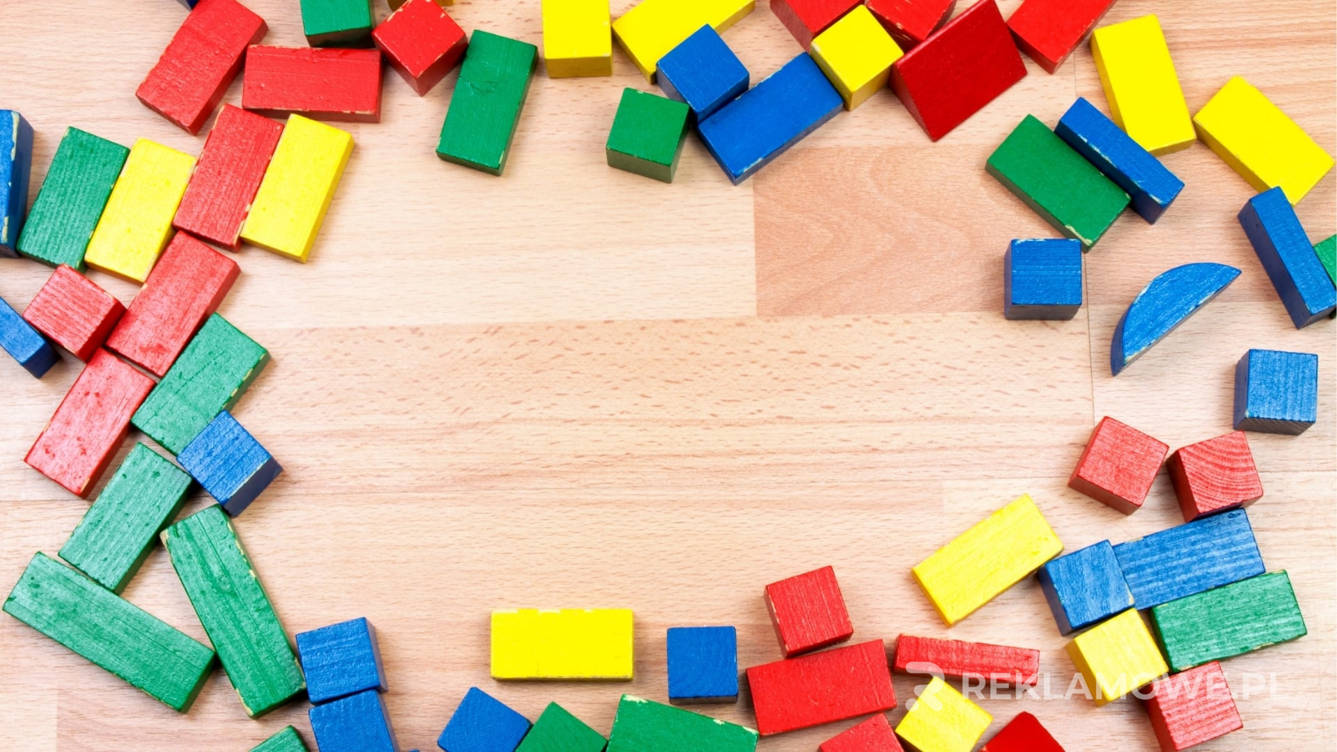 Zestaw zabawek reklamowych na biurku