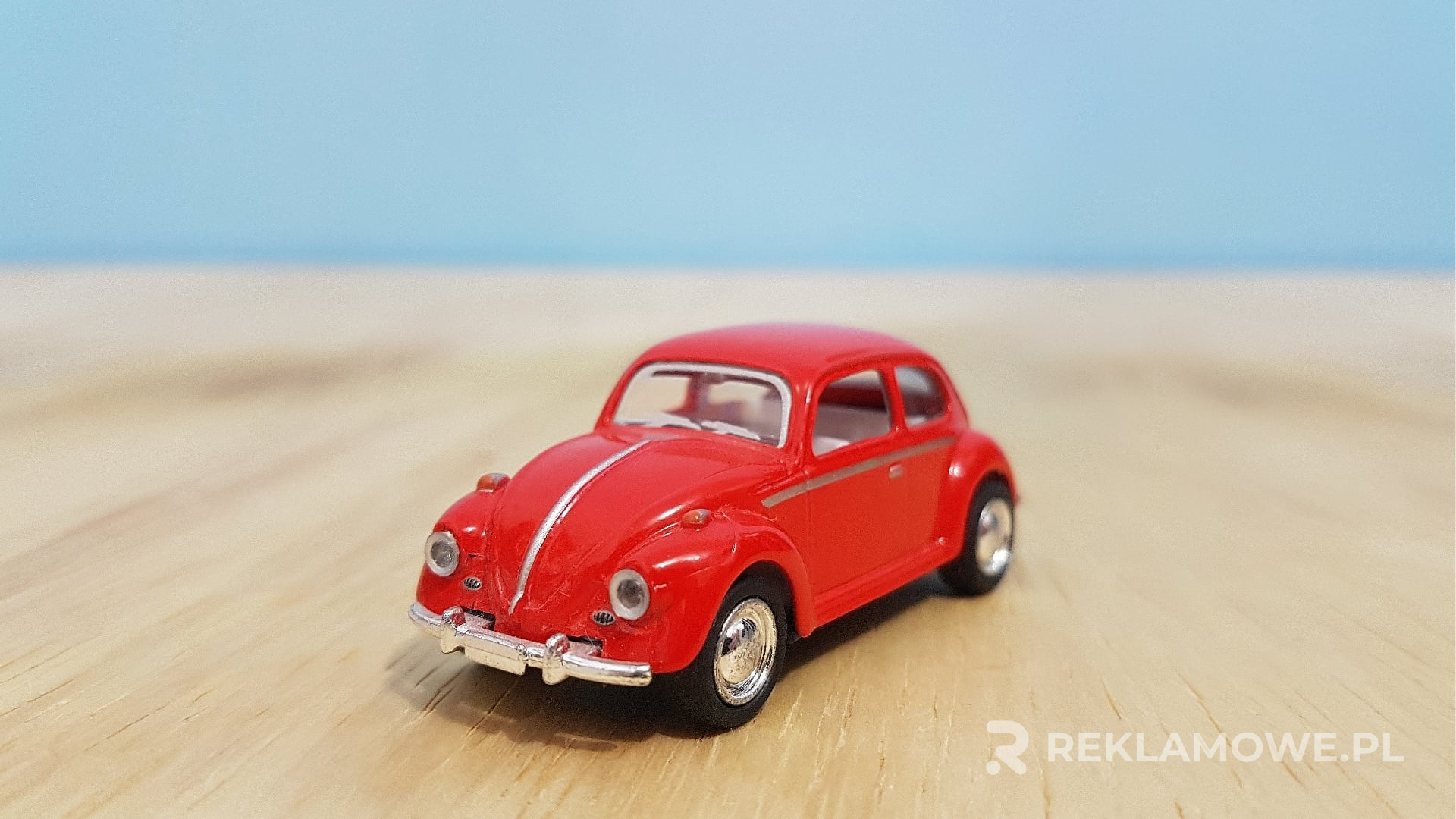 Ekologiczne zabawki reklamowe na tle naturalnym