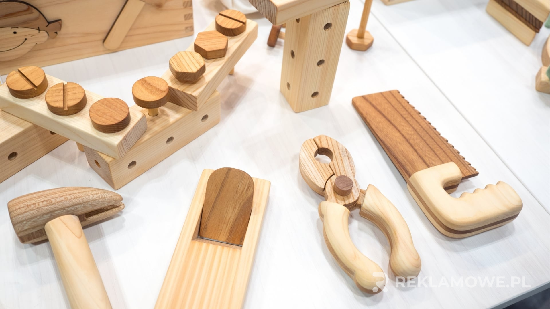 Zabawki reklamowe na tle szarego biurka