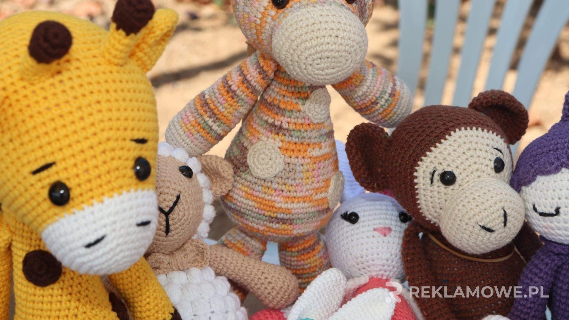 Kolorowe zabawki reklamowe na tle biurowym