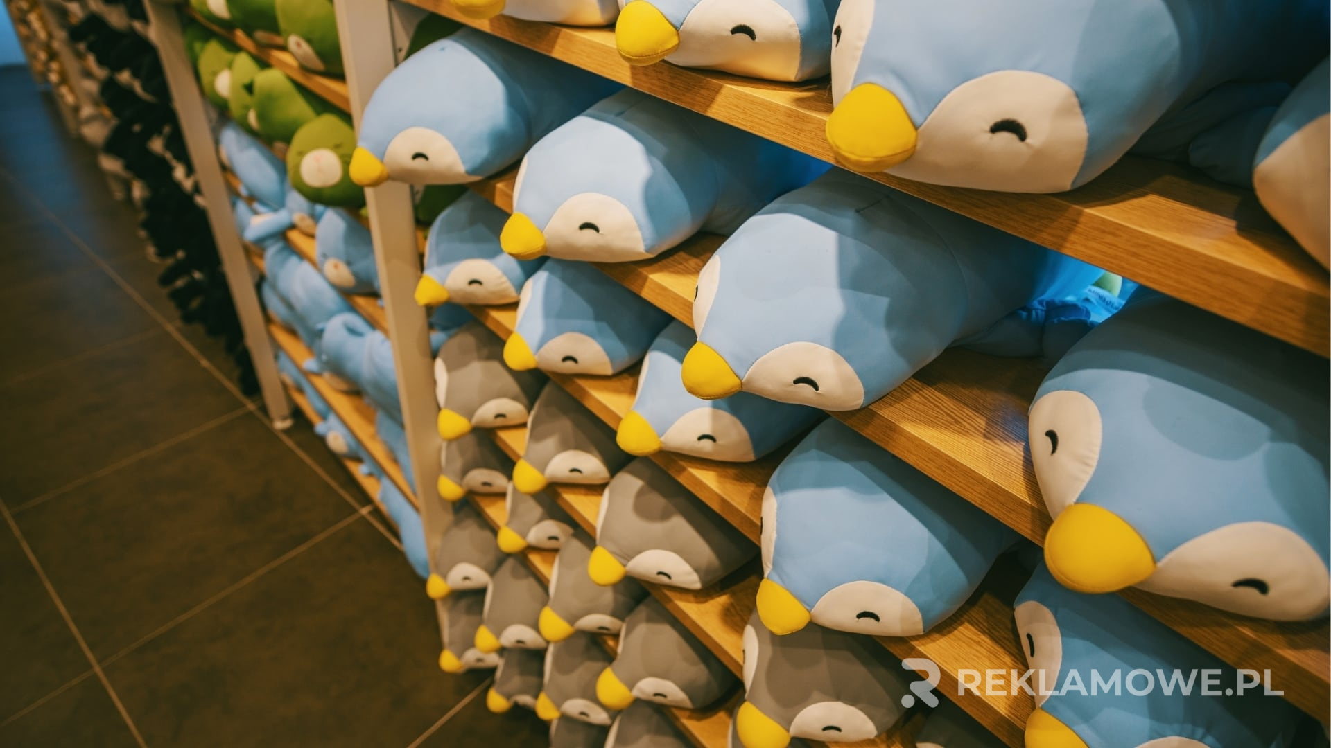 Zabawki reklamowe układane na półkach